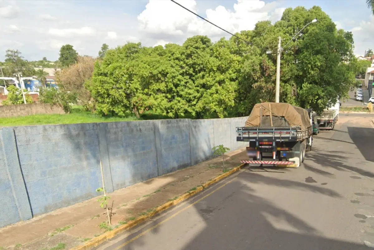LOTE 001 - GRANDE TERRENO DE ESQUINA NO CENTRO DE LINS SP - COM 3.069,20M2 - LIVRE DESOCUPADO - PRONTA ENTREGA
