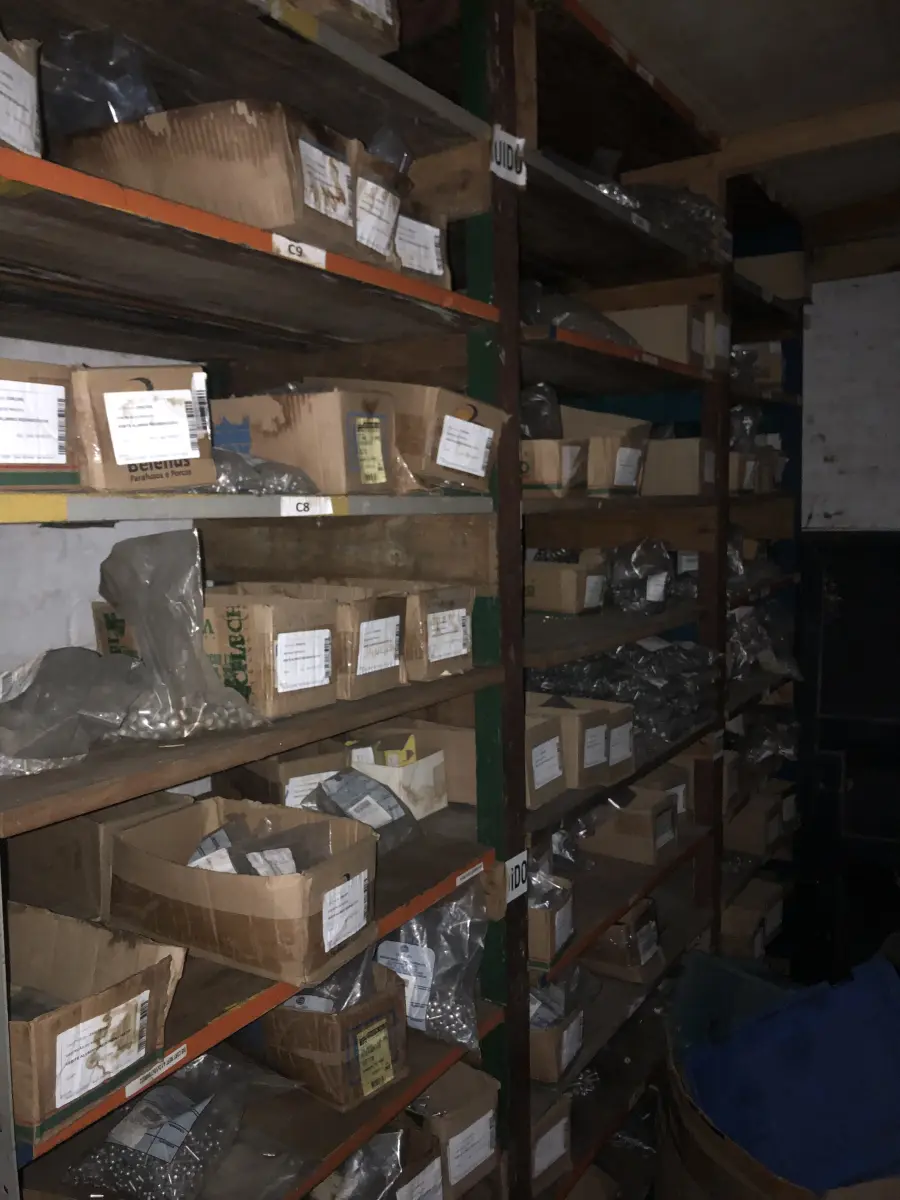 LOTE 001 - Lote grande com prateleiras de madeiras com parafusos, porcas, barras de ferro com rosca, pregos, chapinhas de fixação