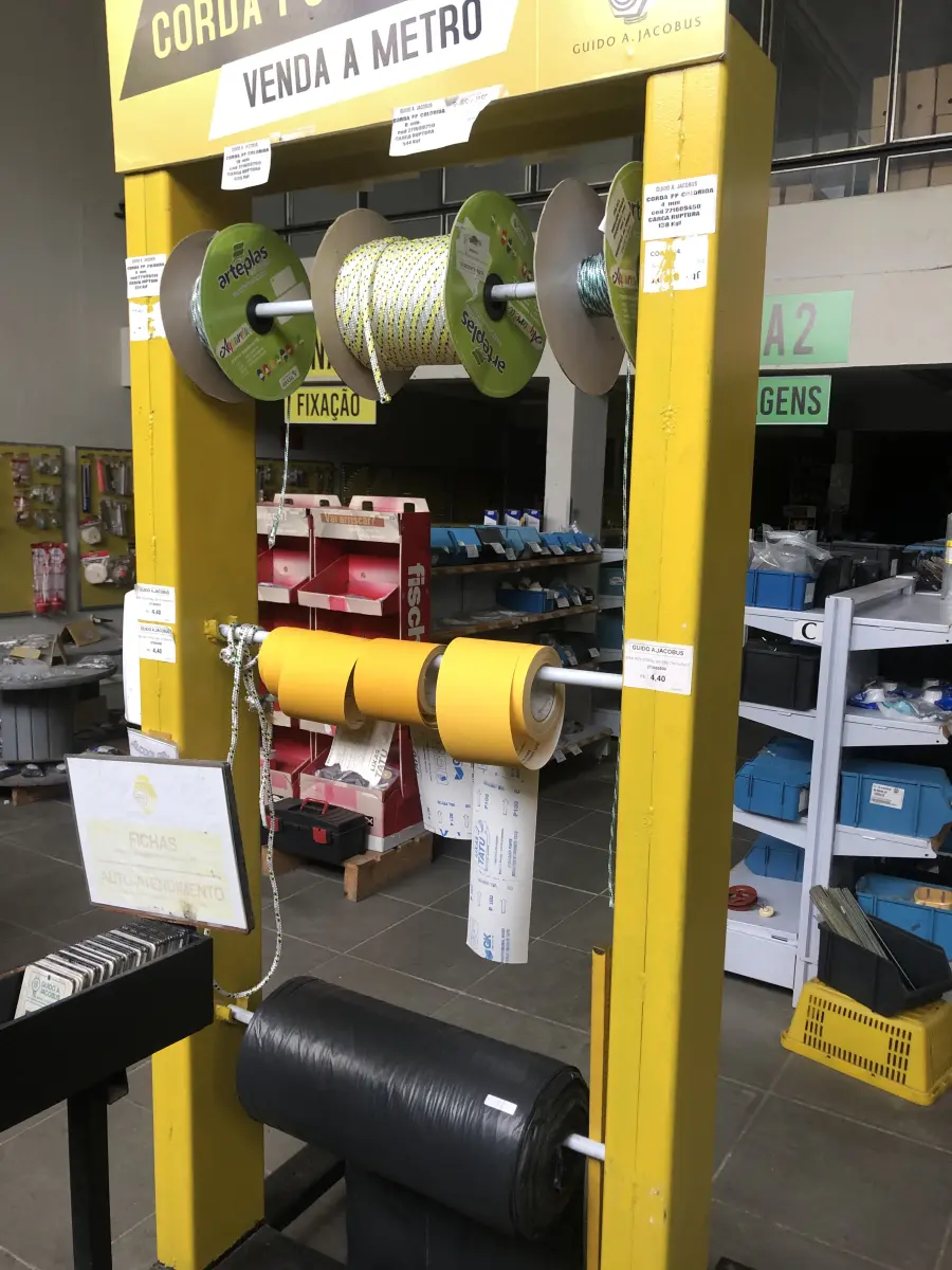 LOTE 011 - lote com rolo de corda, rolos de lixa, rolo de lona preta, estante com suporte para rolo