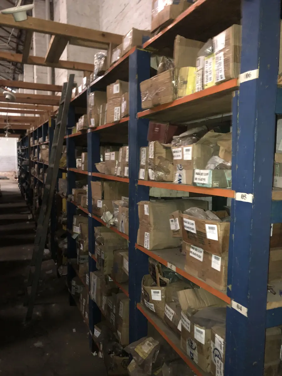 LOTE 001 - Lote grande com prateleiras de madeiras com parafusos, porcas, barras de ferro com rosca, pregos, chapinhas de fixação