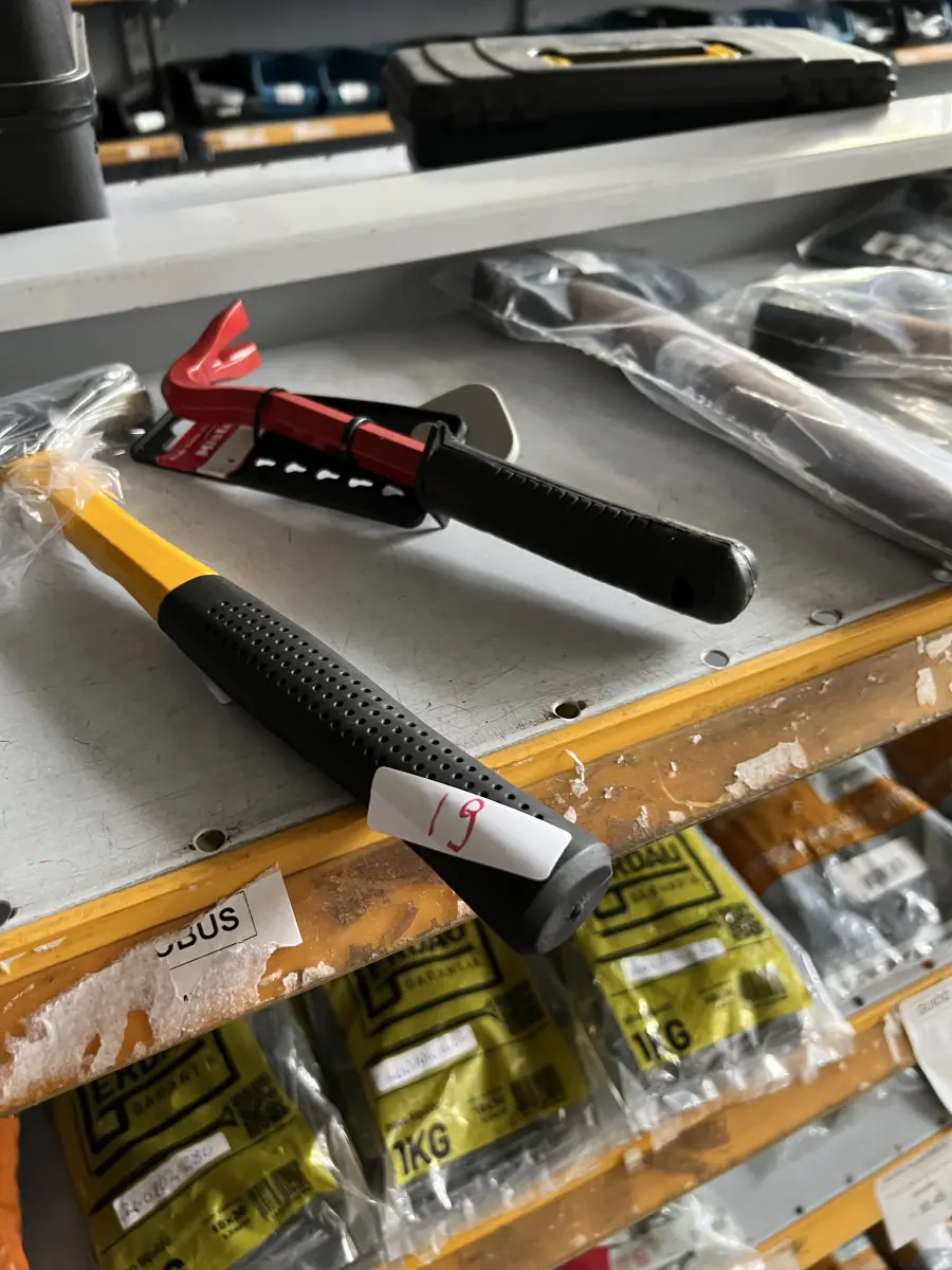 LOTE 019 - Lote com ferramentas: martelos, pé de cabra, lote de pregos diversos tamanhos,