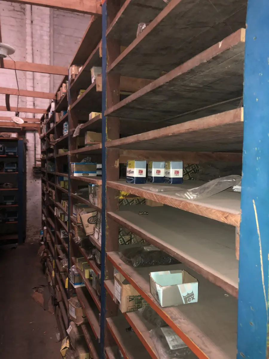 LOTE 001 - Lote grande com prateleiras de madeiras com parafusos, porcas, barras de ferro com rosca, pregos, chapinhas de fixação