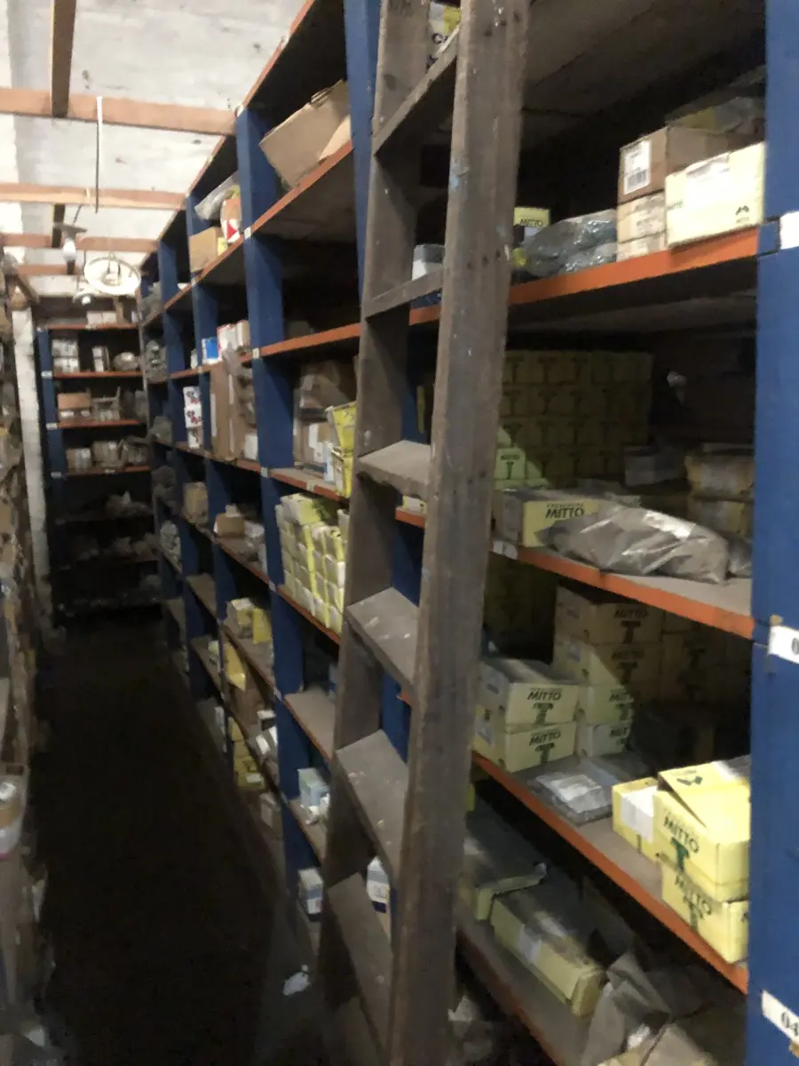 LOTE 001 - Lote grande com prateleiras de madeiras com parafusos, porcas, barras de ferro com rosca, pregos, chapinhas de fixação