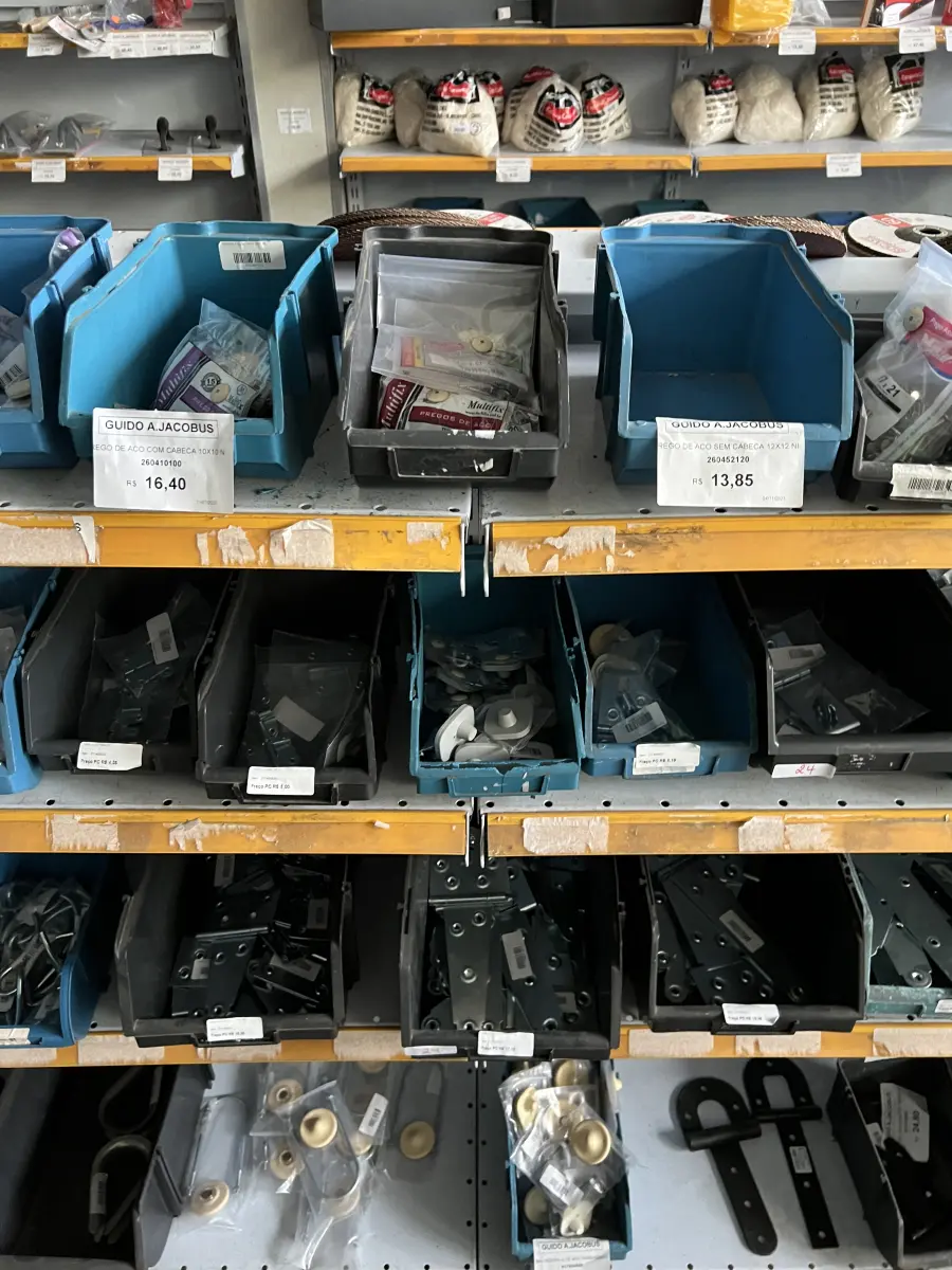 LOTE 024 - Lote com dobradiças, roldanas, mão francesa, puxadores 