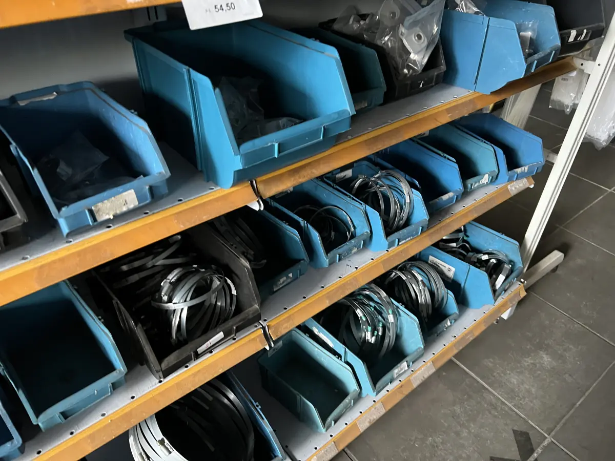 LOTE 021 - Lote com caixas de ferramentas, braçadeiras de metal diversos tamnhos, caixas plasticas 