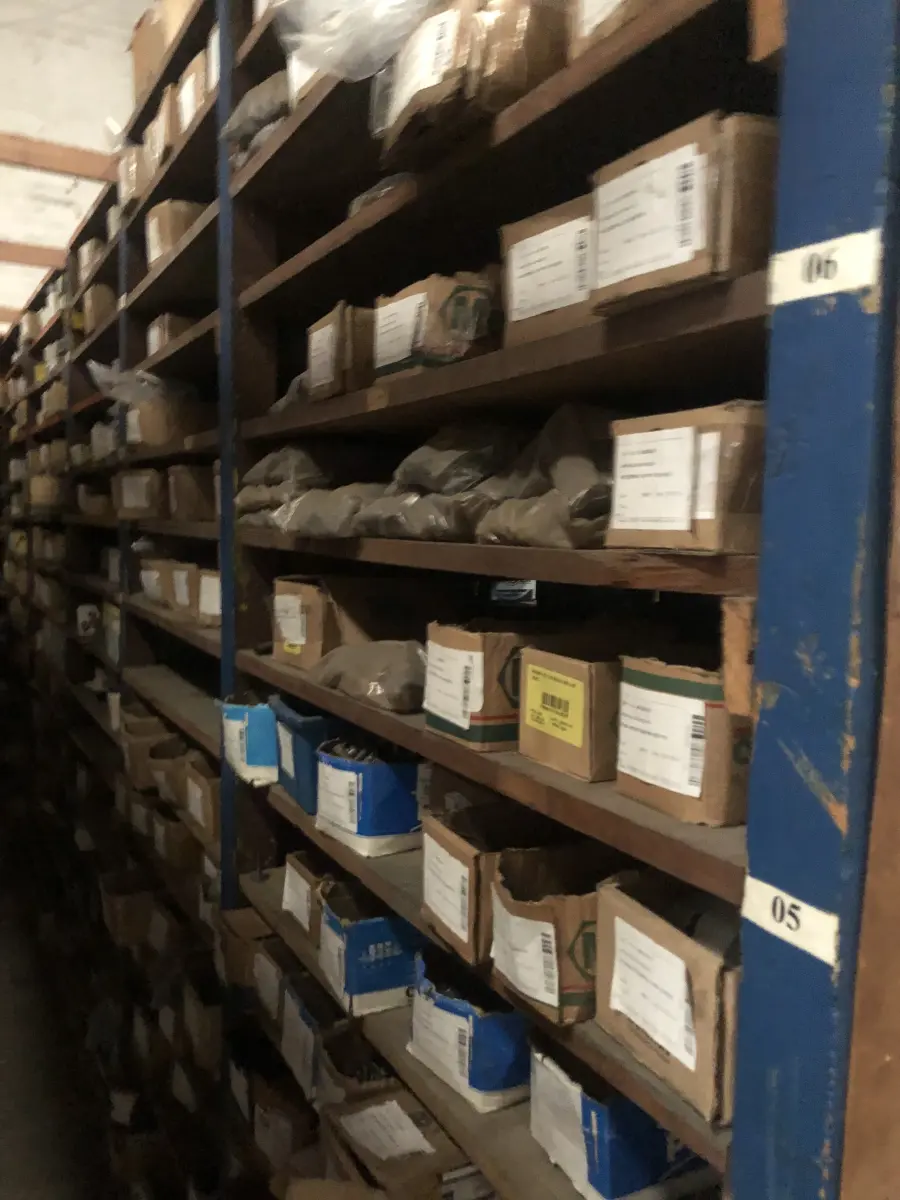 LOTE 001 - Lote grande com prateleiras de madeiras com parafusos, porcas, barras de ferro com rosca, pregos, chapinhas de fixação