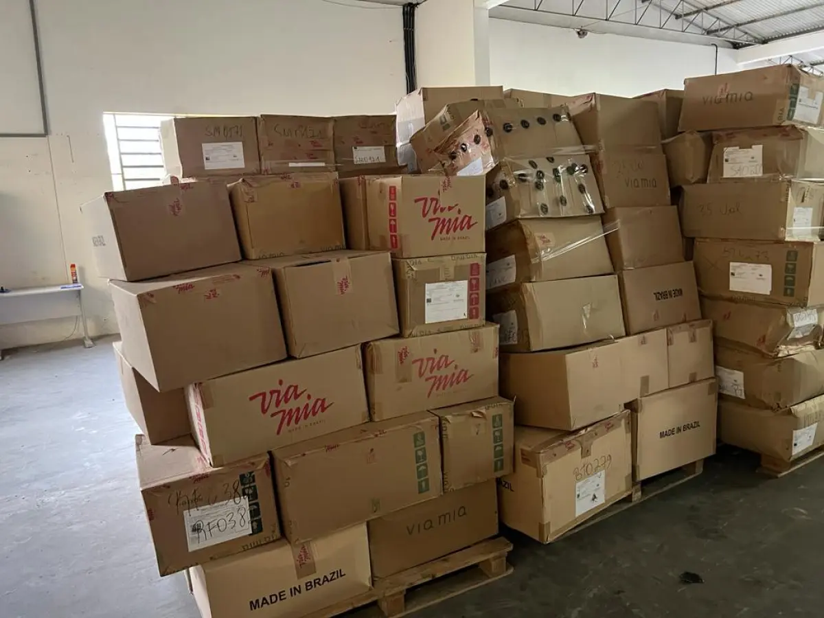 LOTE 005 - lote de sapatos diversos modelos em 6 palets em caixas, aprox. 2300 pares