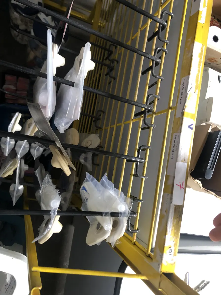 LOTE 007 - Lote de fita isolante, capas de chuva descartaveis, veda rosca, tesoura, pilhas, cola, silicone, machos para extensão, protetores, arame de solda, grafite