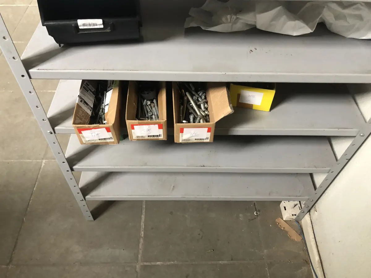 LOTE 001 - Prateleira de metal, caixa de papelão com poucos parafusos, 