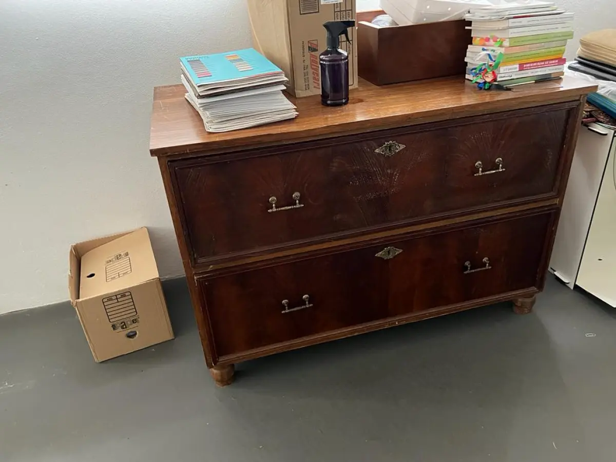 LOTE 034 - balcao baixo em madeira com 2 gavetoes