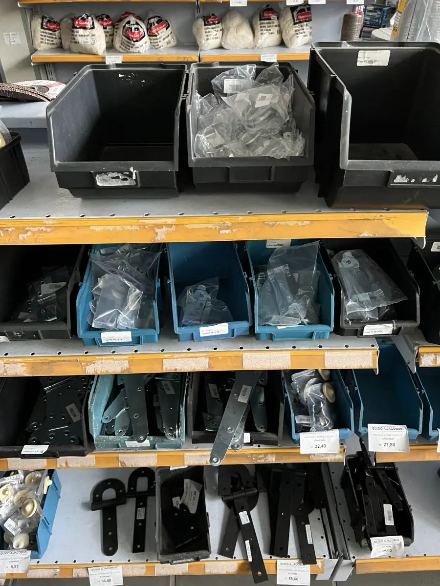 LOTE 024 - Lote com dobradiças, roldanas, mão francesa, puxadores 