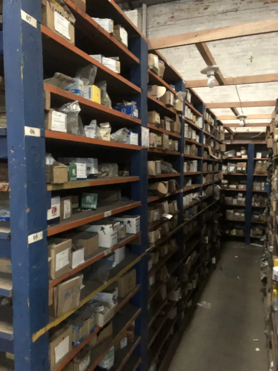 LOTE 001 - Lote grande com prateleiras de madeiras com parafusos, porcas, barras de ferro com rosca, pregos, chapinhas de fixação