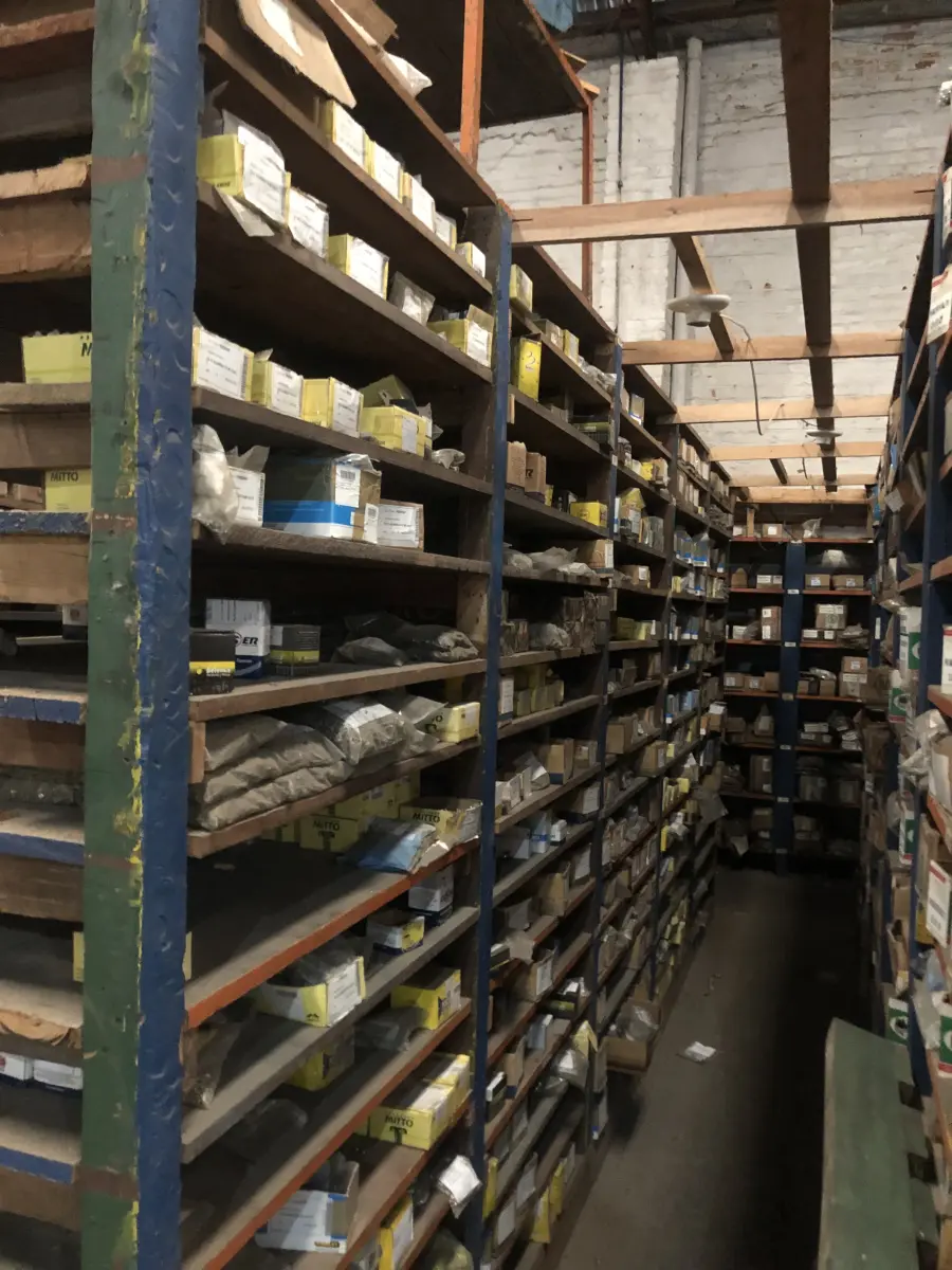 LOTE 001 - Lote grande com prateleiras de madeiras com parafusos, porcas, barras de ferro com rosca, pregos, chapinhas de fixação