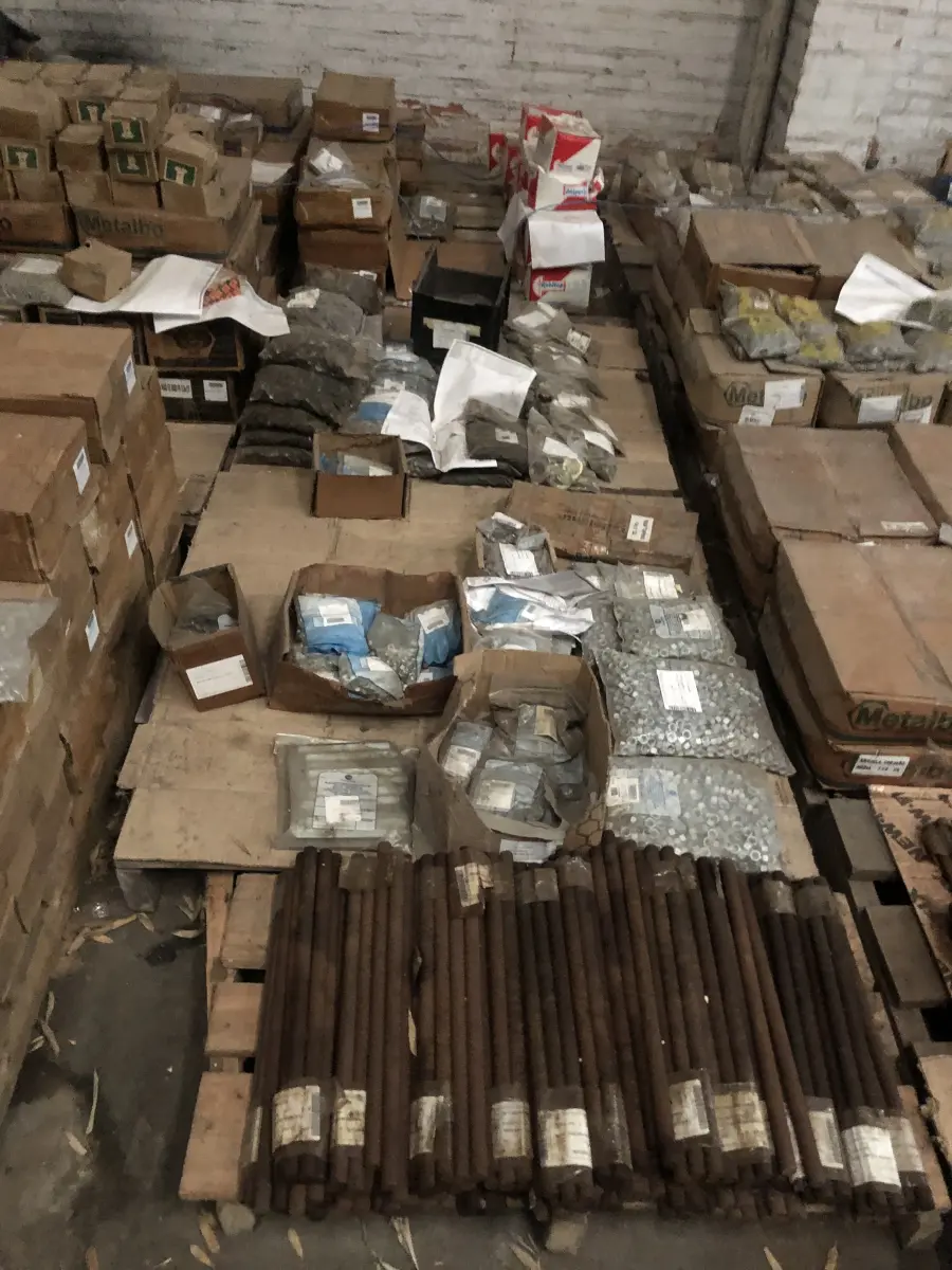LOTE 001 - Lote com aproximadamente 56 paletes de parafusos, porcas, barras de ferro com rosca, pregos, chapinhas de fixação, aprox. 3.500kg