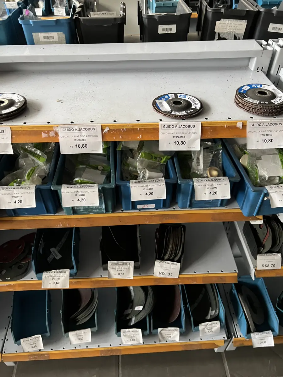 LOTE 025 - Lote com base para lampada, tomadas, T, tomada box, roscas, canaletas, interruptores, discos de corte, discos lixa, 