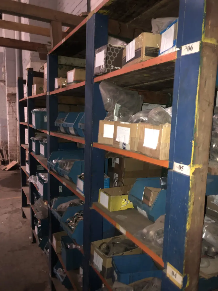 LOTE 001 - Lote grande com prateleiras de madeiras com parafusos, porcas, barras de ferro com rosca, pregos, chapinhas de fixação