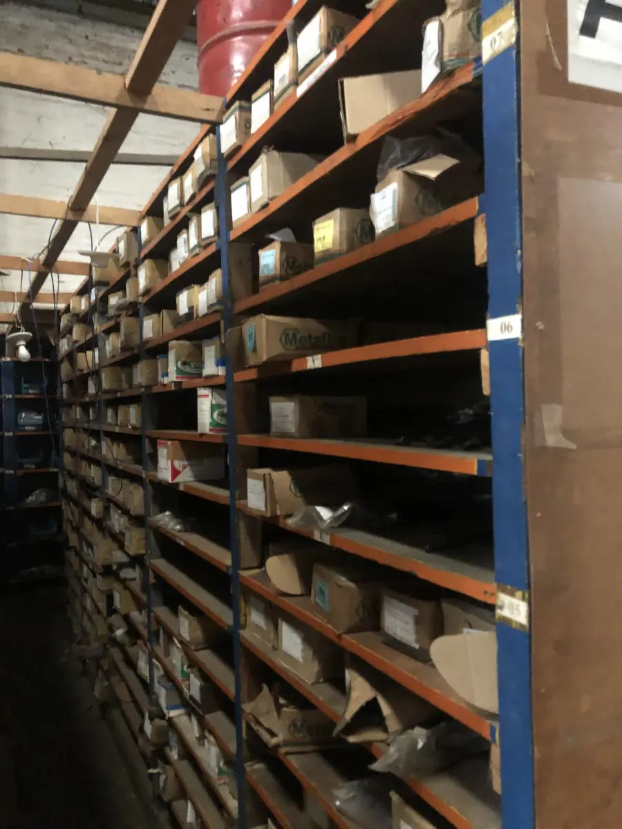 LOTE 001 - Lote grande com prateleiras de madeiras com parafusos, porcas, barras de ferro com rosca, pregos, chapinhas de fixação