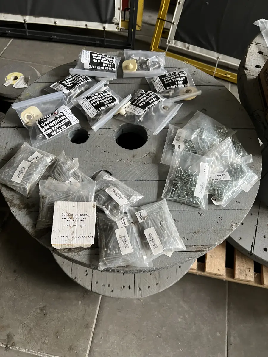 LOTE 014 - Lote com parafusos sextavados, pregos, prego telheiro, conjunto sextavado para telha, parafusos,