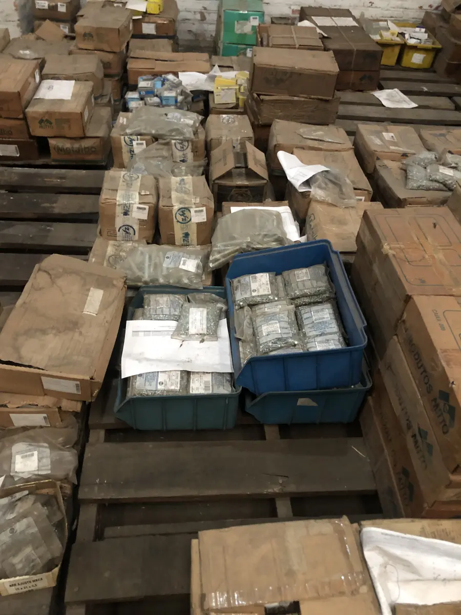 LOTE 001 - Lote com aproximadamente 56 paletes de parafusos, porcas, barras de ferro com rosca, pregos, chapinhas de fixação, aprox. 3.500kg