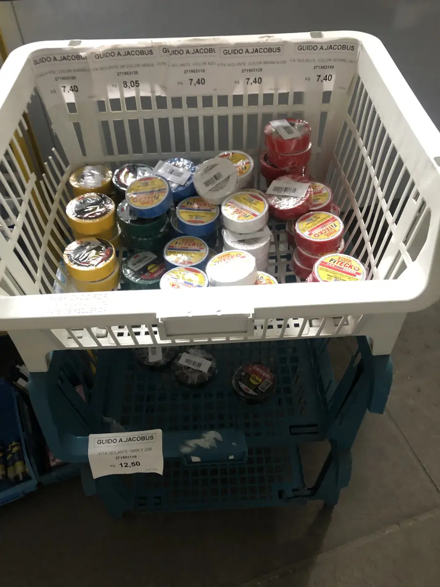 LOTE 007 - Lote de fita isolante, capas de chuva descartaveis, veda rosca, tesoura, pilhas, cola, silicone, machos para extensão, protetores, arame de solda, grafite