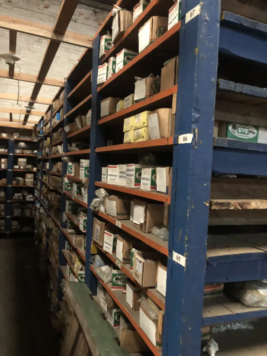 LOTE 001 - Lote grande com prateleiras de madeiras com parafusos, porcas, barras de ferro com rosca, pregos, chapinhas de fixação