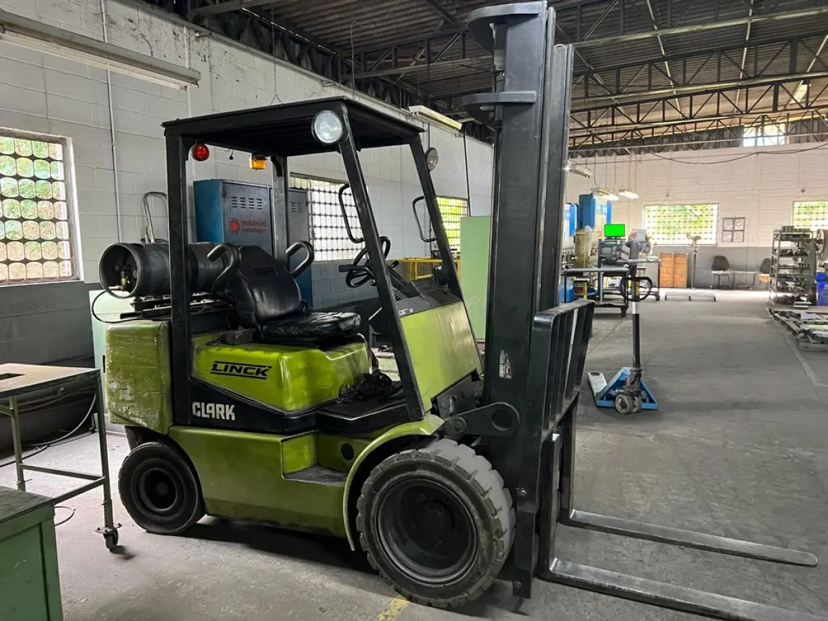 LOTE 126 - Empilhadeira a gas Clark Linck cor verde com botijão