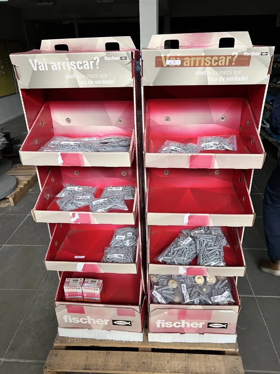 LOTE 023 - Lote com buchas de diversos tamanhos e móvel mostruário 