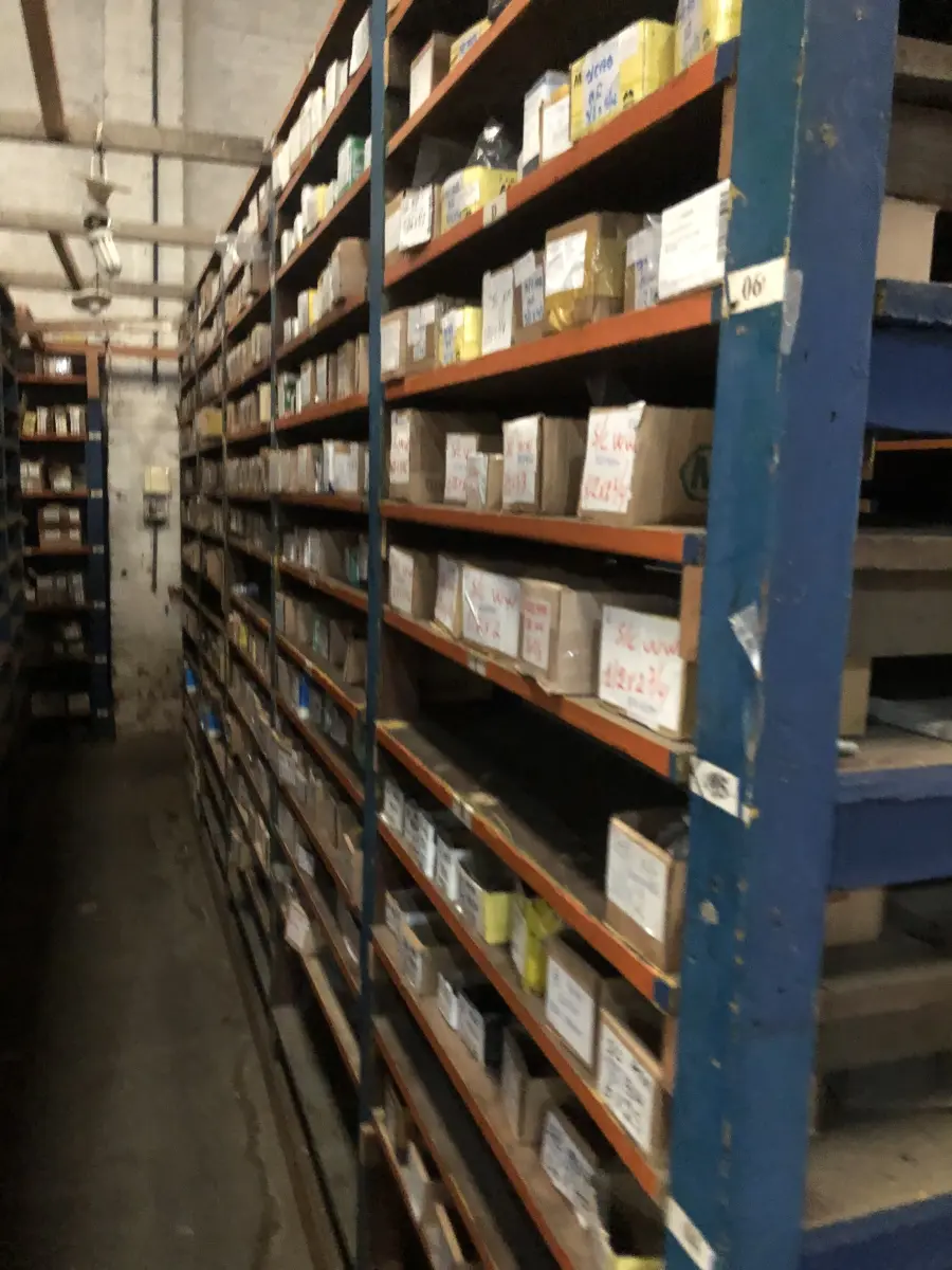 LOTE 001 - Lote grande com prateleiras de madeiras com parafusos, porcas, barras de ferro com rosca, pregos, chapinhas de fixação