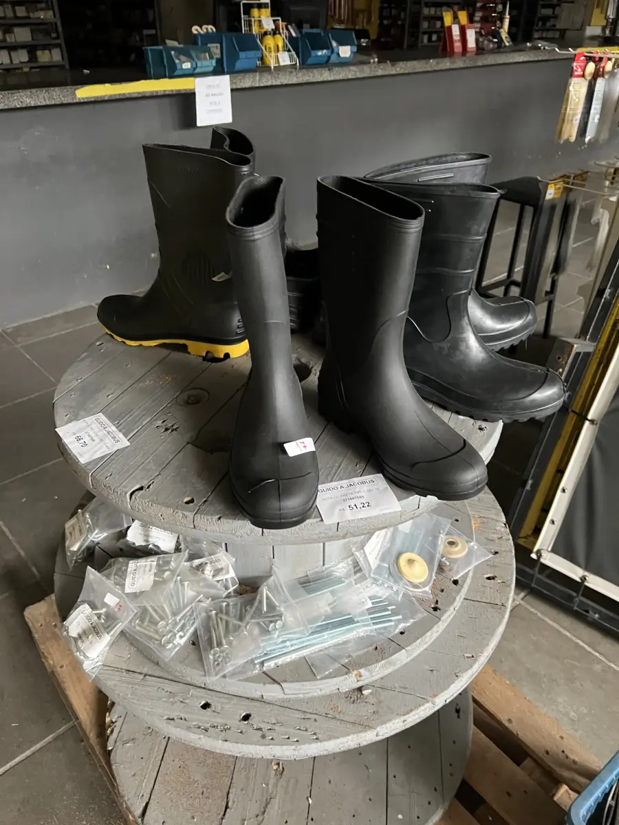 LOTE 017 - Lote com botas de borracha, parafusos 