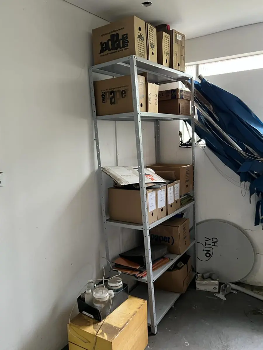 LOTE 025 - estante com livros e papeis da falencia