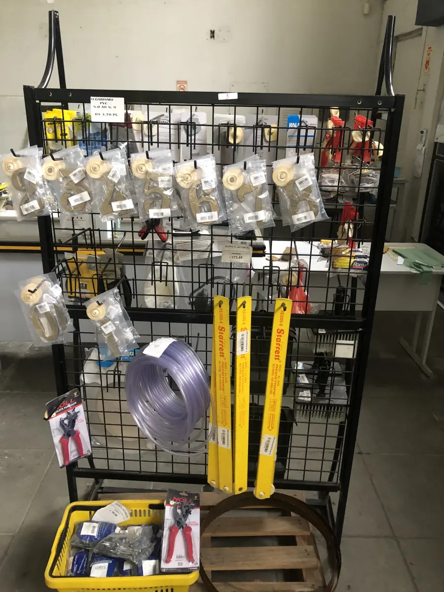 LOTE 009 - Lote com  trincha, paquímetro, bandeja para tinta, funil, rolo para pintura, assento sanitário, números, mangueira nível, alicate, serra, pregos