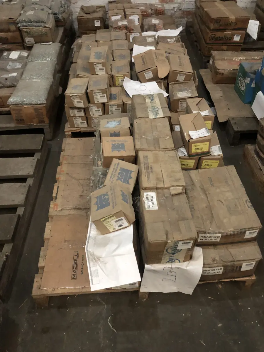 LOTE 001 - Lote com aproximadamente 56 paletes de parafusos, porcas, barras de ferro com rosca, pregos, chapinhas de fixação, aprox. 3.500kg