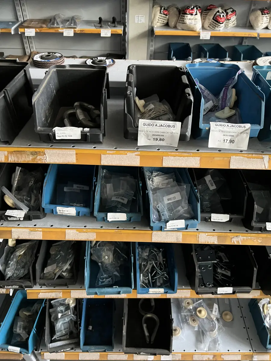 LOTE 024 - Lote com dobradiças, roldanas, mão francesa, puxadores 