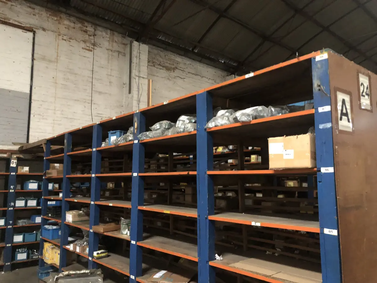 LOTE 001 - Lote grande com prateleiras de madeiras com parafusos, porcas, barras de ferro com rosca, pregos, chapinhas de fixação