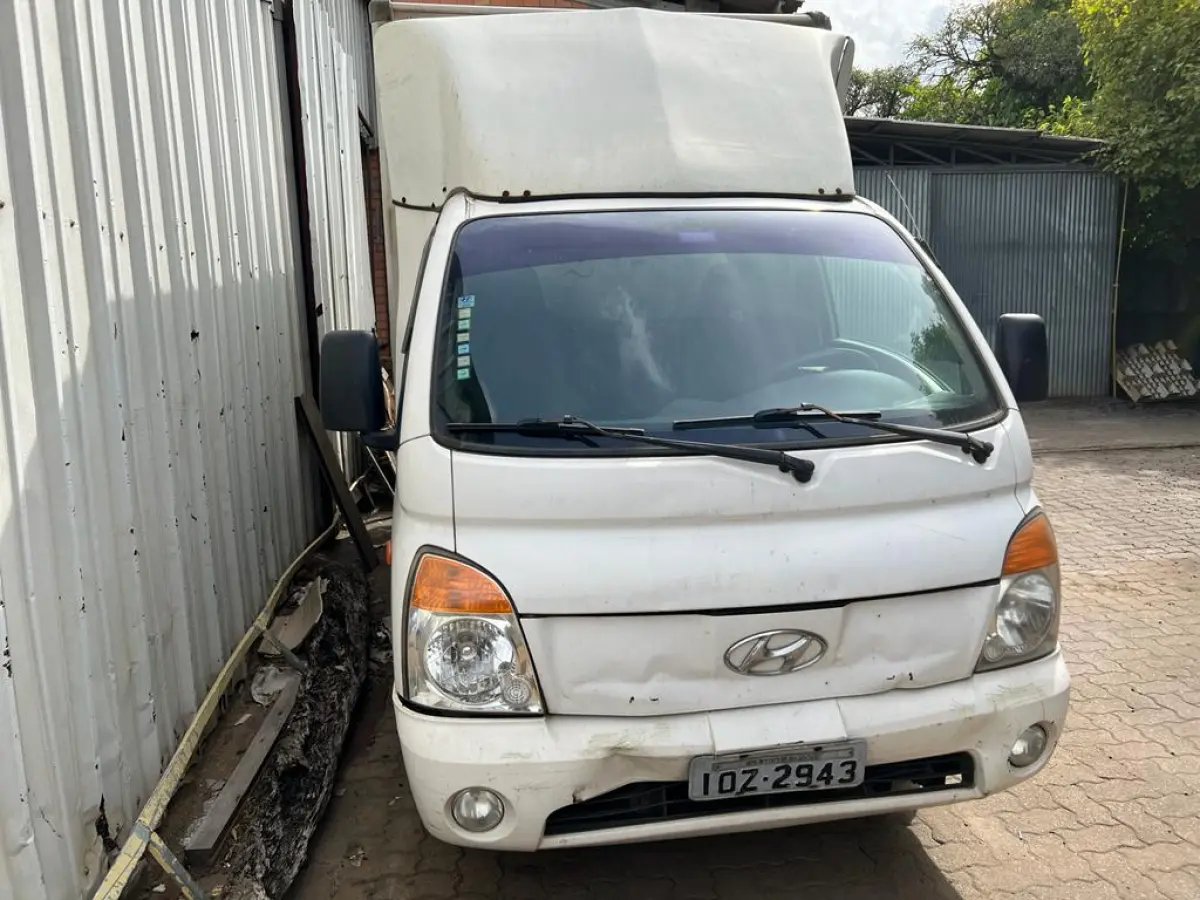 LOTE 095 - veiculo Hyundai HR placas IOZ 2943 08/09 cor branca com caçamba fechada