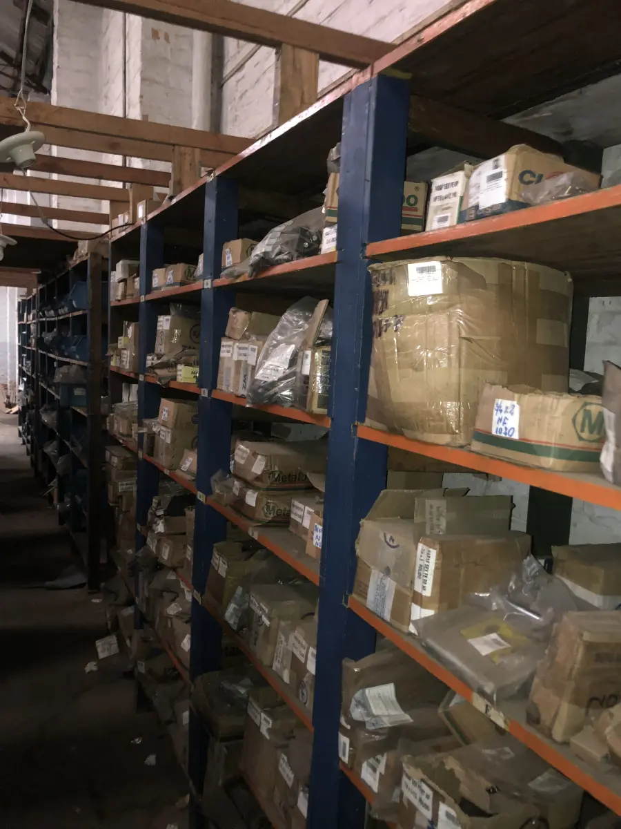 LOTE 001 - Lote grande com prateleiras de madeiras com parafusos, porcas, barras de ferro com rosca, pregos, chapinhas de fixação