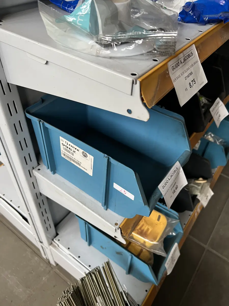 LOTE 025 - Lote com base para lampada, tomadas, T, tomada box, roscas, canaletas, interruptores, discos de corte, discos lixa, 