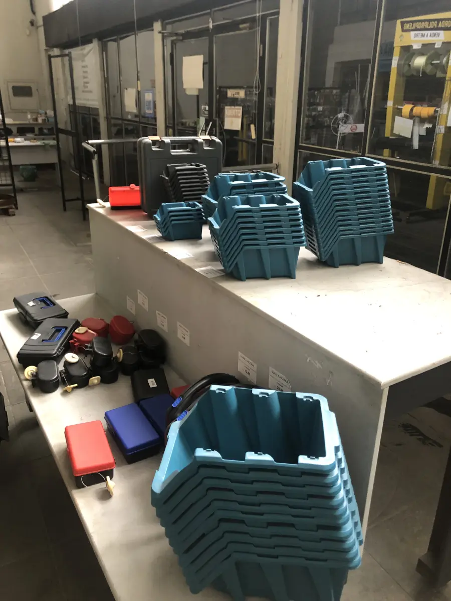 LOTE 012 - lote com estante de plástico verde e laranja e pretas, prateleira para caixas, caixas plásticas para a prateleira, caixas de ferramentas,