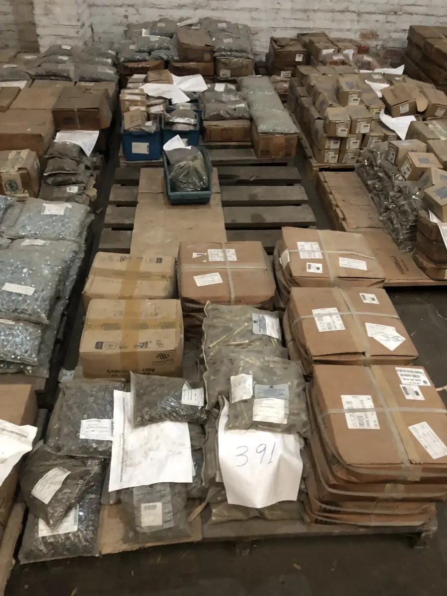 LOTE 001 - Lote com aproximadamente 56 paletes de parafusos, porcas, barras de ferro com rosca, pregos, chapinhas de fixação, aprox. 3.500kg