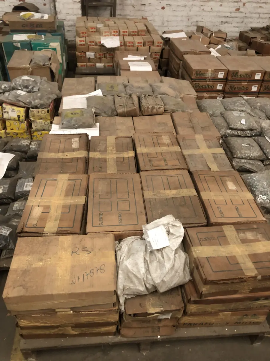 LOTE 001 - Lote com aproximadamente 56 paletes de parafusos, porcas, barras de ferro com rosca, pregos, chapinhas de fixação, aprox. 3.500kg