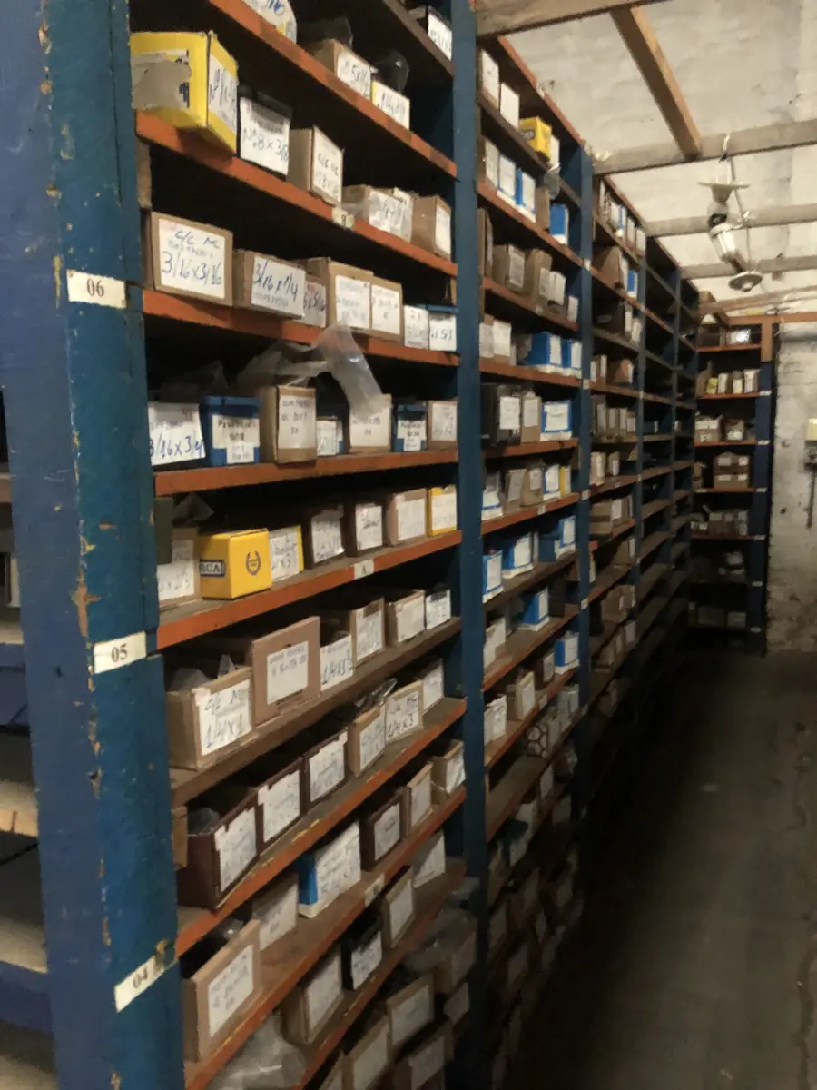 LOTE 001 - Lote grande com prateleiras de madeiras com parafusos, porcas, barras de ferro com rosca, pregos, chapinhas de fixação