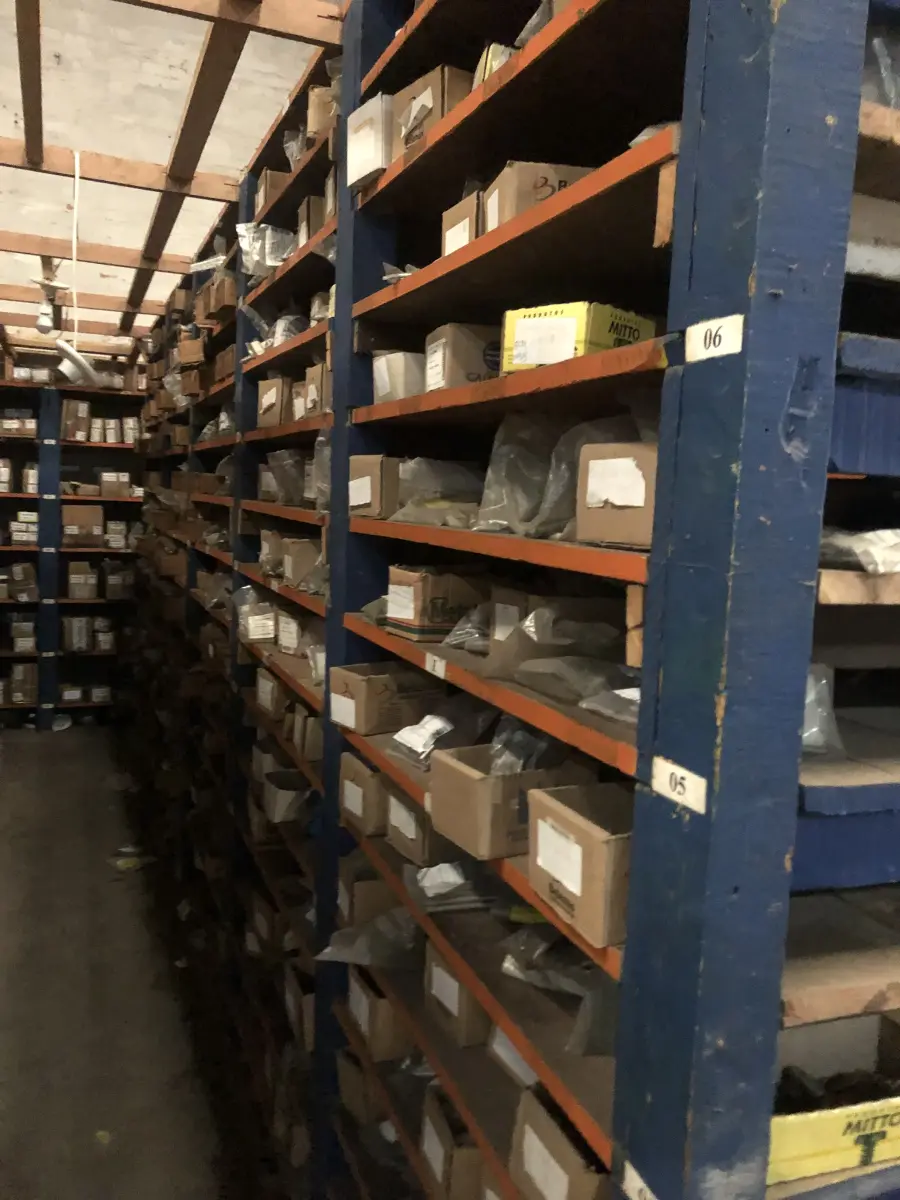 LOTE 001 - Lote grande com prateleiras de madeiras com parafusos, porcas, barras de ferro com rosca, pregos, chapinhas de fixação