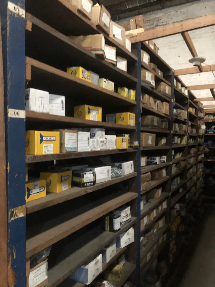 LOTE 001 - Lote grande com prateleiras de madeiras com parafusos, porcas, barras de ferro com rosca, pregos, chapinhas de fixação