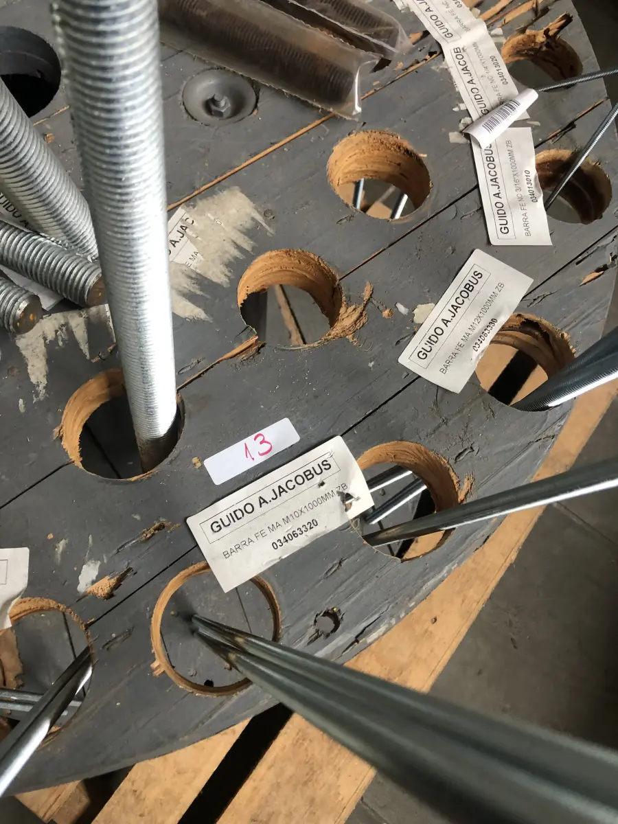 LOTE 013 - lote com  parafusos longos com rosca sem fim diversos tamanhos