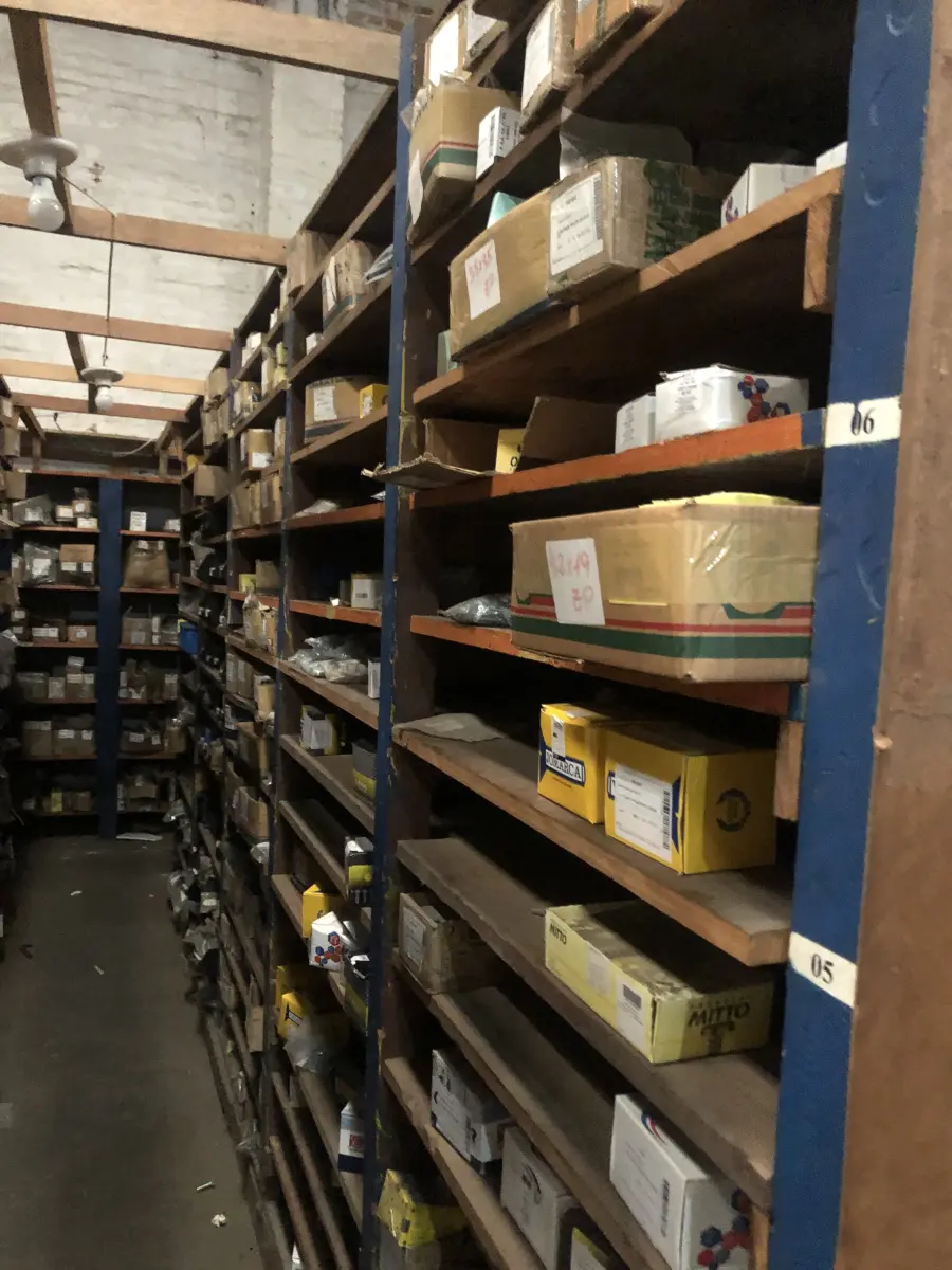 LOTE 001 - Lote grande com prateleiras de madeiras com parafusos, porcas, barras de ferro com rosca, pregos, chapinhas de fixação