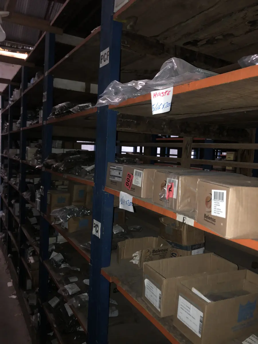 LOTE 001 - Lote grande com prateleiras de madeiras com parafusos, porcas, barras de ferro com rosca, pregos, chapinhas de fixação