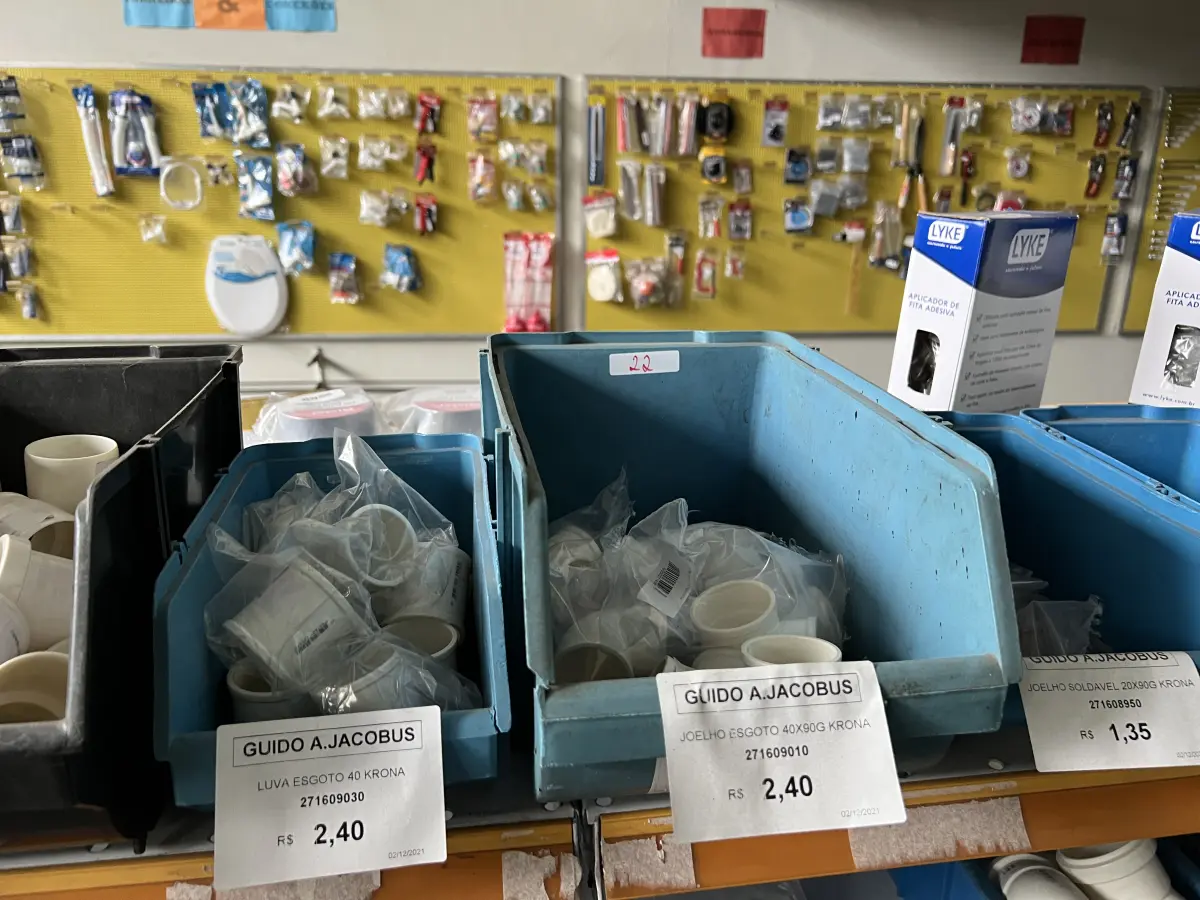 LOTE 022 - Lote com luvas, joelhos, arames, adaptadores 