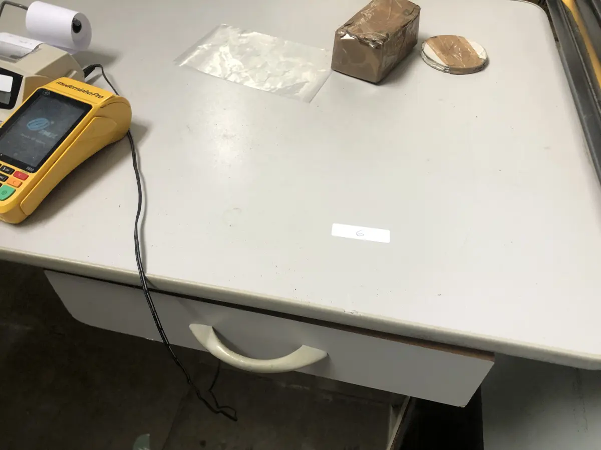 LOTE 006 - Mesa com gaveta 