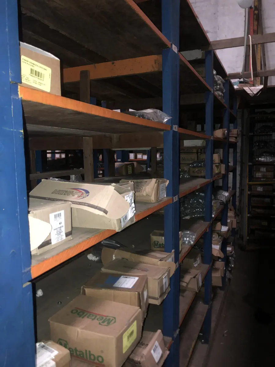 LOTE 001 - Lote grande com prateleiras de madeiras com parafusos, porcas, barras de ferro com rosca, pregos, chapinhas de fixação