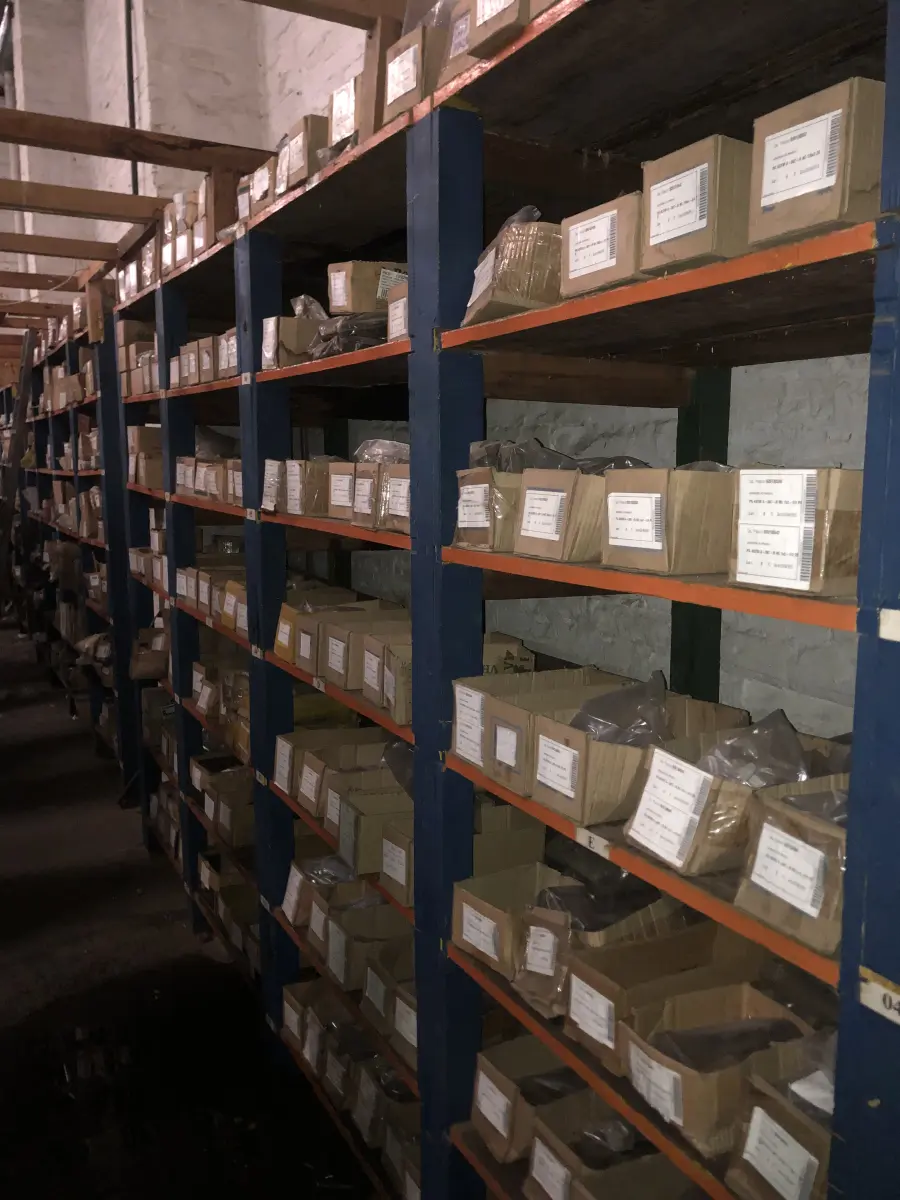 LOTE 001 - Lote grande com prateleiras de madeiras com parafusos, porcas, barras de ferro com rosca, pregos, chapinhas de fixação